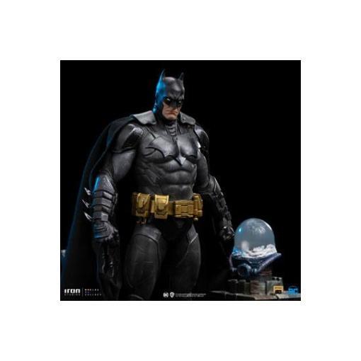 DC Comics Estatua Art Scale 1/10 Batman Unleashed Deluxe 24 cm