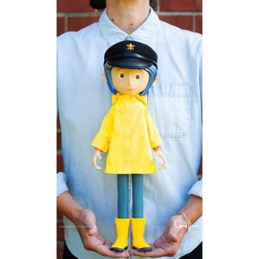 Coraline Figura Supersize Vinyl Coraline with Hat (Button Eyes) 40 cm