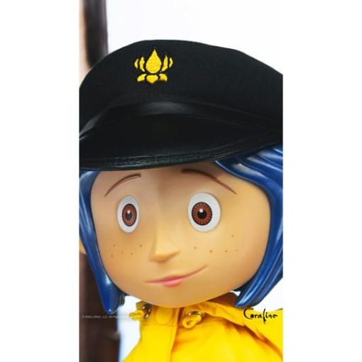 Coraline Figura Supersize Vinyl Coraline with Hat (Button Eyes) 40 cm